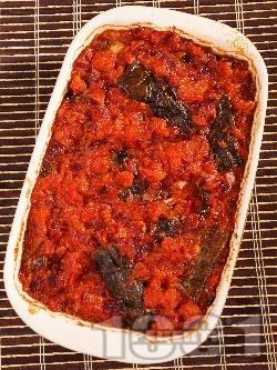 Запечени патладжани с ароматен сос от домати, лук, маслини и босилек - снимка на рецептата